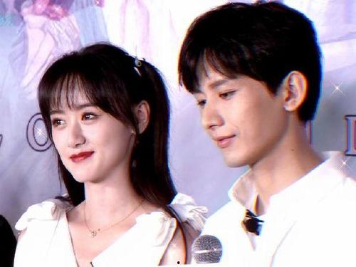 圈内人爆料成毅张予曦,圈内人爆料，这对新晋情侣甜蜜互动引关注